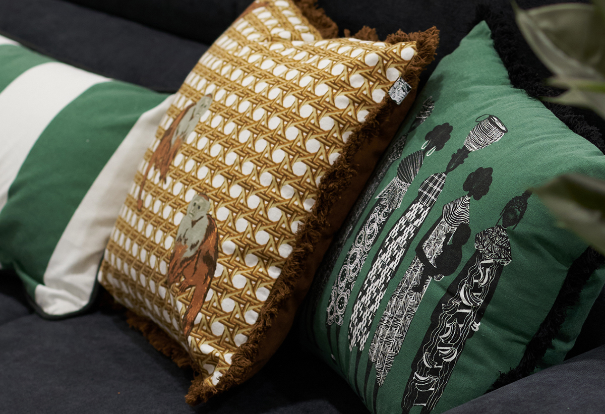 Απεικονίζεται το μαξιλάρι πάνω σε έναν καναπέ.